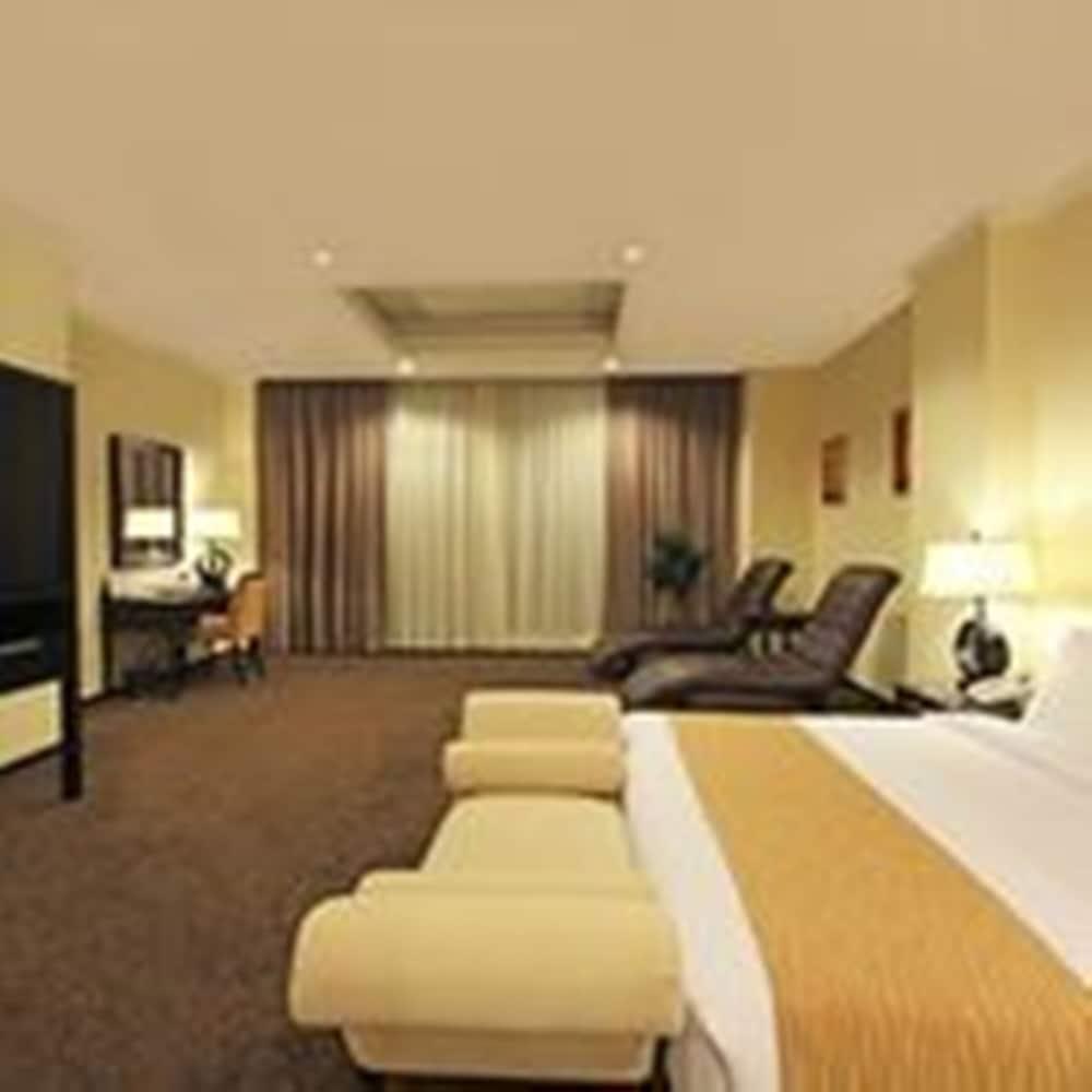Harmoni One Convention Hotel And Service Apartments Batam Екстериор снимка
